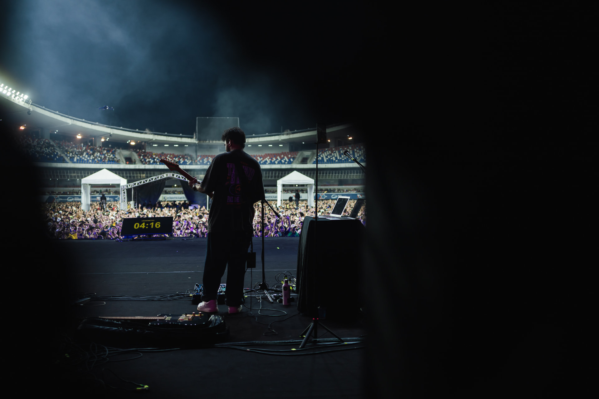 Leo Rodrigues tocando guitarra em um show de estádio
